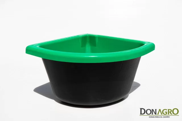 Bebedero plastico alta resistencia Equinos 40x40