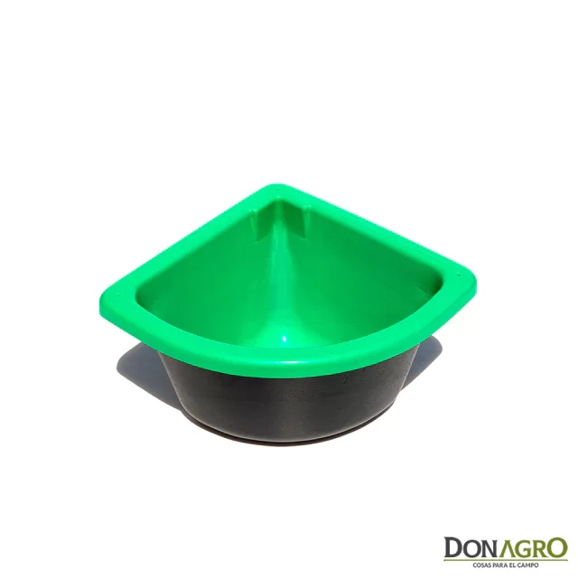 Bebedero plastico alta resistencia Equinos 40x40