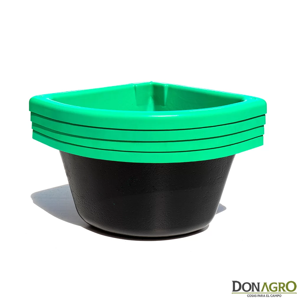Bebedero plastico alta resistencia Equinos 40x40