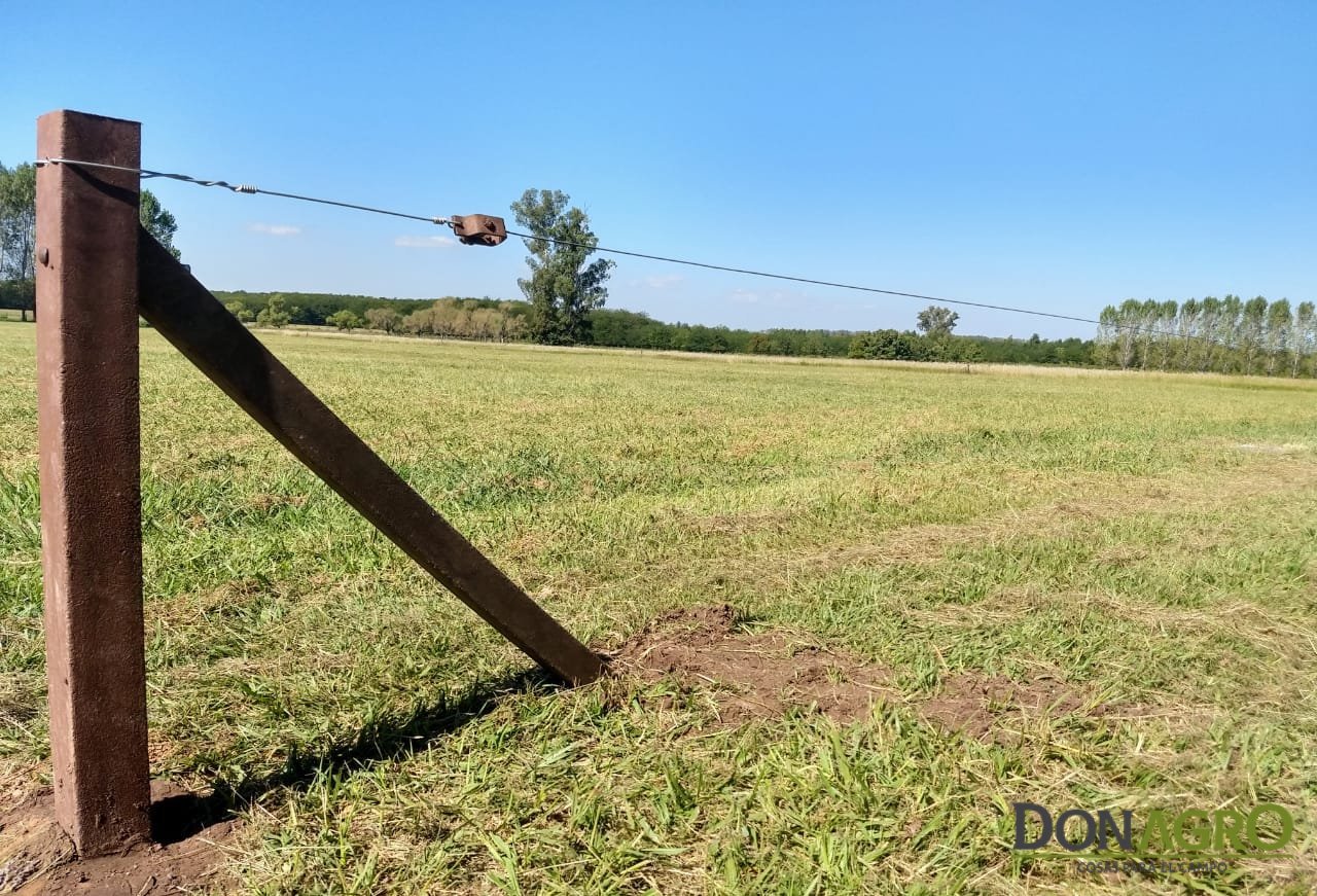 Poste plástico 8x8x1.50 mts para Alambrado Eléctrico